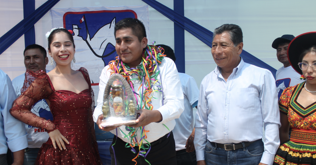 El lìder de "Batalla Perú" es agasado con un presente, el tradicional licor de damasco.